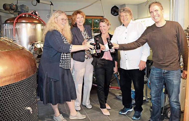 Testen das Bier nach der GV: (v.l.) Die Standortförderinnen Karoline Sutter und Rita Stoffel, die Präsidentin Sibylle Jeker, 
