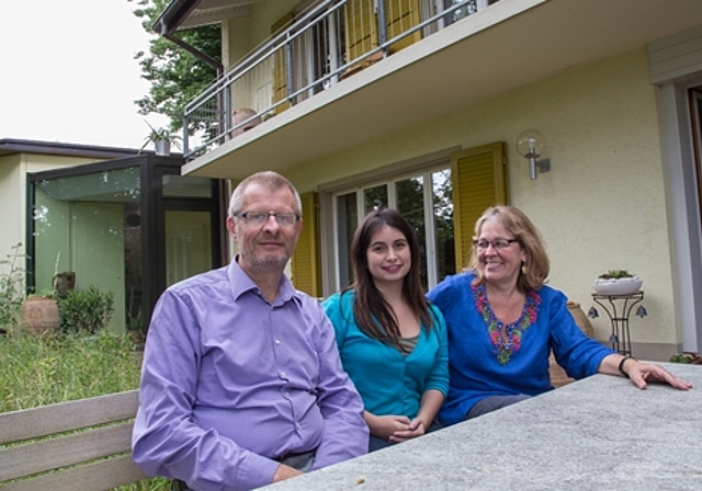 Gasteltern mit Gasttochter: Kurt Reber, Schülerin Isabela und Lilli Kuonen Reber. Foto: Martin Staub