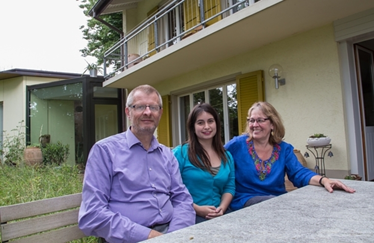 Gasteltern mit Gasttochter: Kurt Reber, Schülerin Isabela und Lilli Kuonen Reber. Foto: Martin Staub