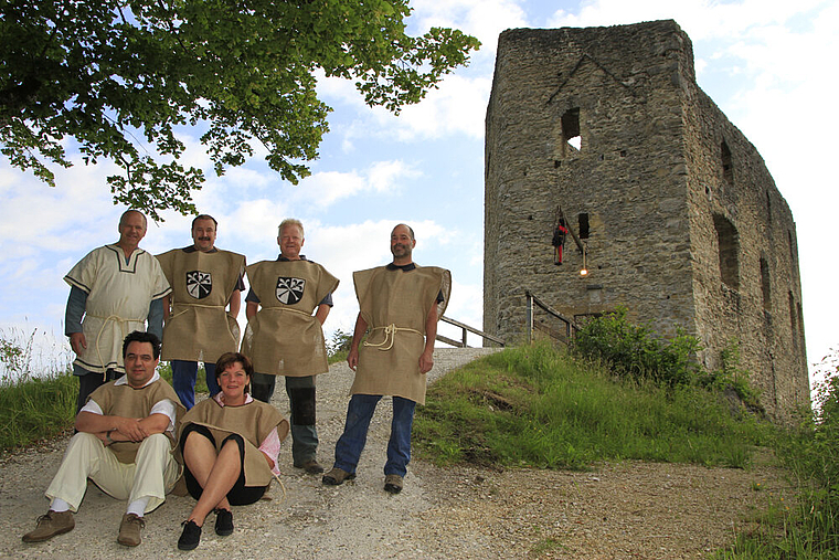 Das OK gibt sich mittelalterlich: Walter Stebler, Präsident, Daniel Hänggi, Dieter Häner und Ueli Hänggi (hinten v.l.). Fabio Jeger und Claudia Probst (vorne). Auf dem Bild fehlen Gelgia Herzog und Christa Borer. Foto: Martin Staub