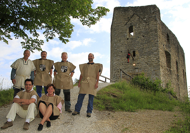 Das OK gibt sich mittelalterlich:  Walter Stebler, Präsident, Daniel Hänggi, Dieter Häner und Ueli Hänggi (hinten v.l.). Fabio Jeger und Claudia Probst (vorne). Auf dem Bild fehlen Gelgia Herzog und Christa Borer.  Foto: Martin Staub