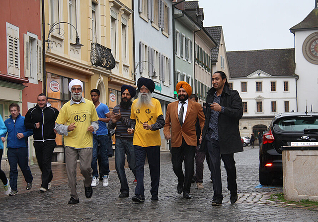 Über hundert und topfit: Fauja Singh, 102 Jahre alt (rechts mit gelbem T-Shirt) joggt durchs Stedtli. Foto: Gaby Walther