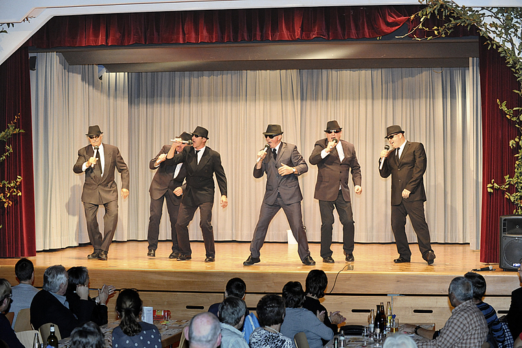 Im Bluesverein: Die Männer des Turnvereins als Blues-Brothers. Foto: ZVG