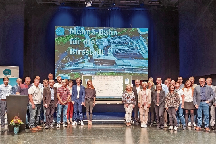 «Mehr S‑Bahn für die Birsstadt»: Vertreterinnen und Vertreter der Birsstadt-Gemeinden haben mit Unterstützendeneine Charta für eine bessere Anbindung an das Schienennetz unterzeichnet.Foto: zvg / Gelgia herzog