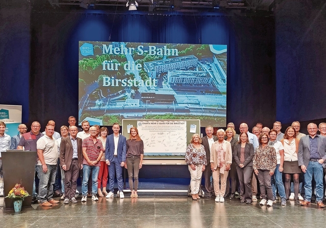 «Mehr S‑Bahn für die Birsstadt»: Vertreterinnen und Vertreter der Birsstadt-Gemeinden haben mit Unterstützendeneine Charta für eine bessere Anbindung an das Schienennetz unterzeichnet.Foto: zvg / Gelgia herzog
