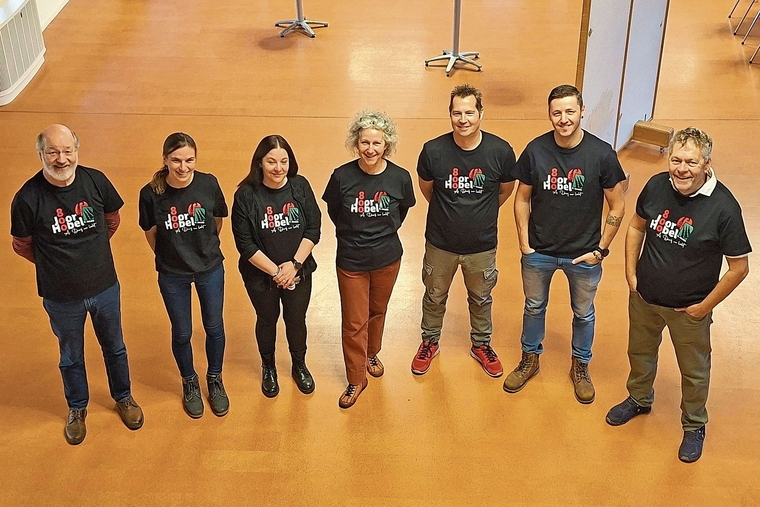 Organisieren das Jubiläumsfest: (v. l.) Claudius Grieder, Astrid Wüthrich, Judith Corminbœuf, Madeleine Michel, Stephan Biry (Präsident), Daniel Bloch und Hans Schumacher. Es fehlt Geri Michel, er hat das Foto geknipst.Foto: ZVG / Geri Michel