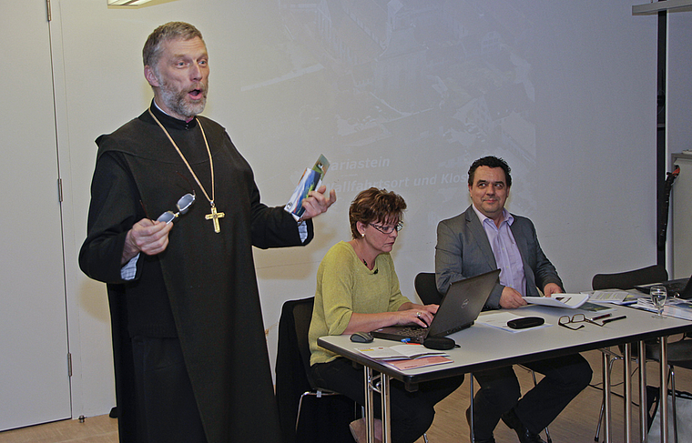 Ehrengast: Abt Peter stellte das Kurhaus und das Kloster vor. Präsident Fabio Jeger (r.) wartet auf seinen Einsatz als Versammlungsleiter. Foto: Martin Staub