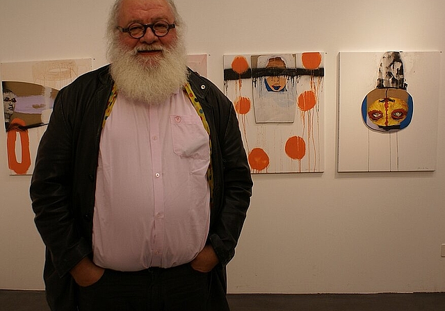 Daniel Gaemperle: Der Künstler vor seinen Gemälden. Foto: Jürg Jeanloz