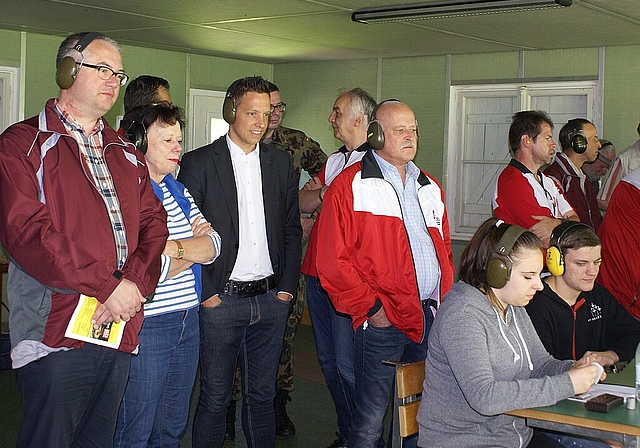 Schützen unter politischer Beobachtung: (v.l.) Landammann Remo Ankli, Vize-Landammann Esther Gassler und Nationalrat Christian Imark. Foto: Jürg Jeanloz