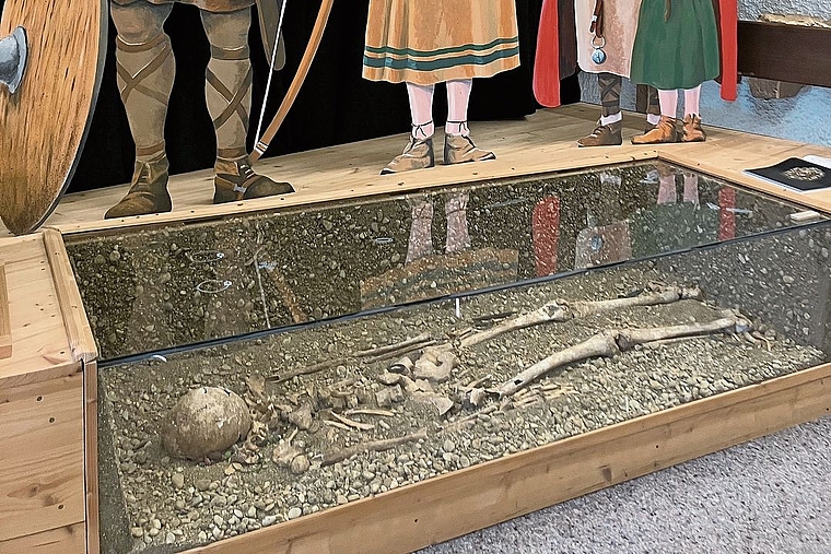 Aus der Zeit der Christianisierung: das ausgestellte Skelett im Heimatmuseum in Aesch.Foto: Désirée bellwald