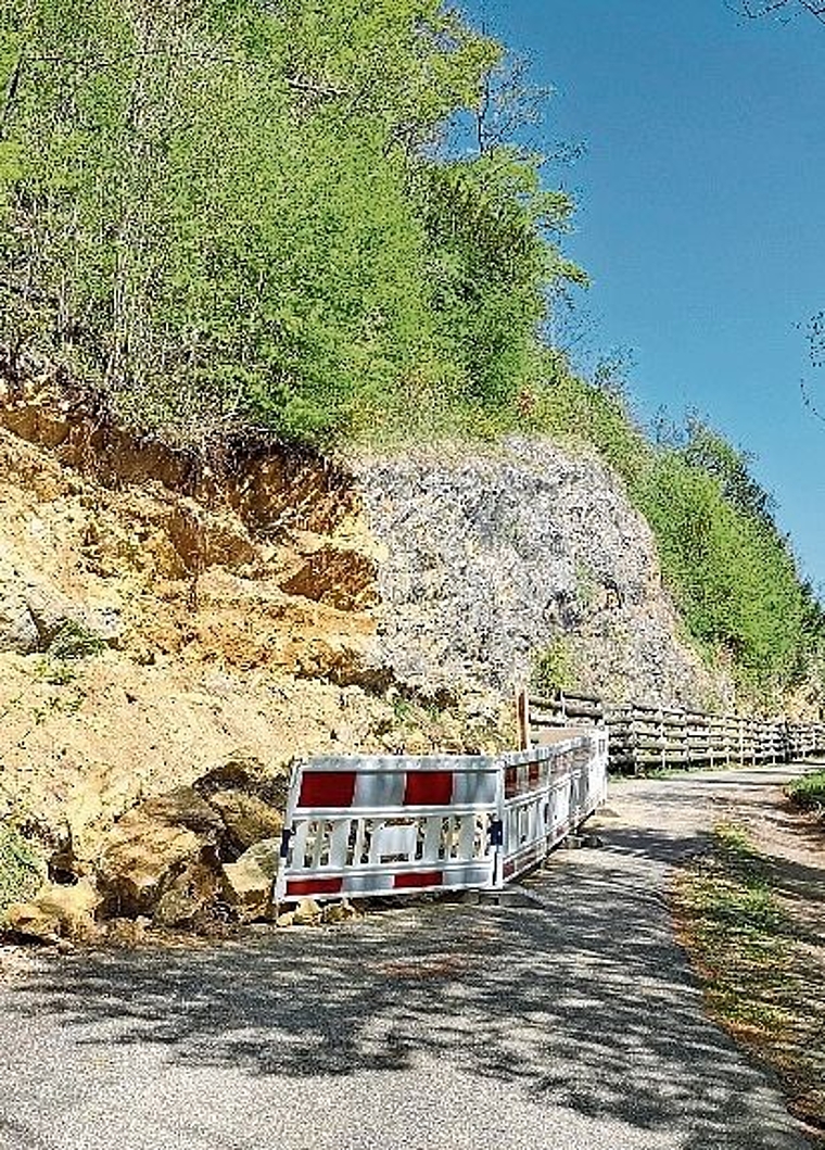 Sperrung: Ein grosser Felsabbruch ist die Ursache. Foto: zVg/KT. Solothurn