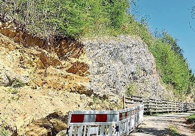 Sperrung: Ein grosser Felsabbruch ist die Ursache.  Foto: zVg/KT. Solothurn