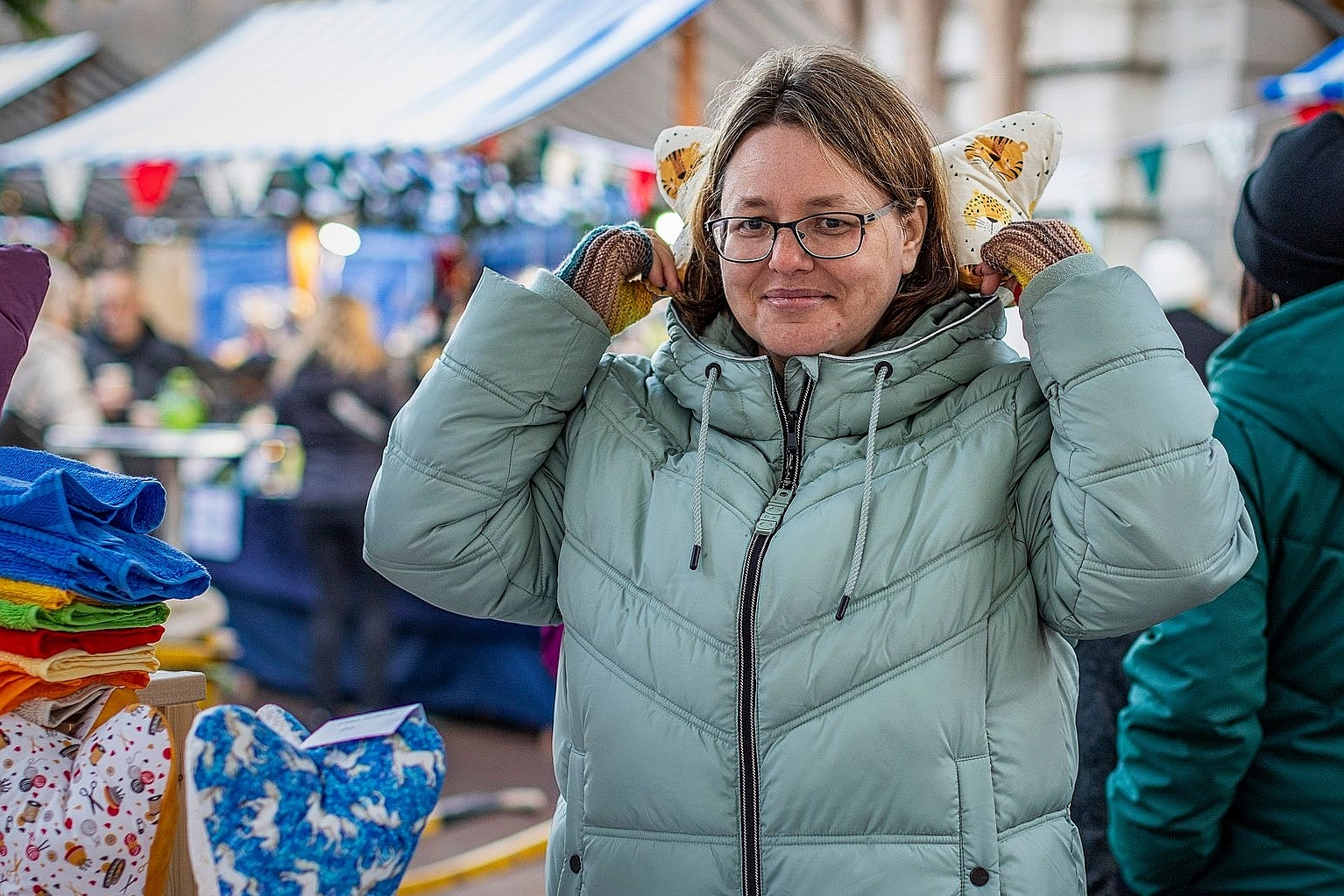 Knöcherne Nackenstütze: Ramona Hunziker mit ihren genähten Leseknochen.