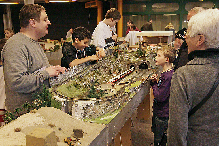 Stelldichein der Modellbaufreunde der speziellen Art: Die Anlage des Vereins Modelleisenbahn Sekundarschule Aesch wird von Kindern gebaut und steht den Exponaten der Erwachsenen in nichts nach. Foto: Lukas Hausendorf