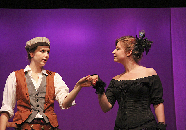Noch wird die Verkleidung nicht durchschaut (v. l.): Cesario/Viola (Johanna Semmelroggen) und die Gräfin Olivia (Lara Hörler).  Foto: ZVG / Torsten Blanke