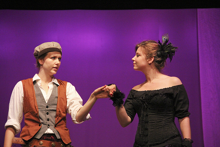 Noch wird die Verkleidung nicht durchschaut (v. l.): Cesario/Viola (Johanna Semmelroggen) und die Gräfin Olivia (Lara Hörler). Foto: ZVG / Torsten Blanke