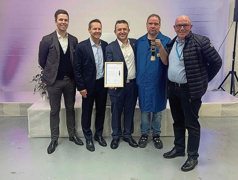 Feiern 15 Jahre Promonta: (v. l.) Fabian Dreier (Head of Division Supply Chain Management bei Endress und Hauser), Stephan Anliker (Director Operations Endress und Hauser Flowtec AG), Nikola Kafadar (Betriebsleiter Promonta), Christian Bohnert (Pro