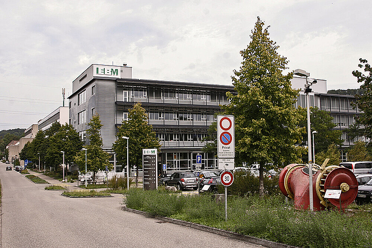 Münchenstein ist mit dabei: Die neue Kinder- und Erwachsenenschutzbehörde Birstal soll im EBM-Gebäude ab 2013 ihre Büros haben. Foto: Lukas Hausendorf