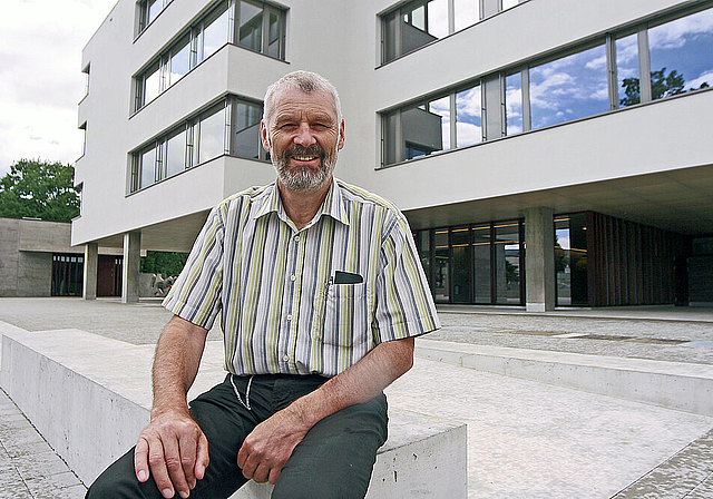 Das Schul- und Bildungswesen wird Reinach in Zukunft stark beschäftigen: Der neu gewählte Einwohnerratspräsident Ruedi Mäder vor dem Sekundarschulhaus Bachmatten.  Foto: Lukas Hausendorf