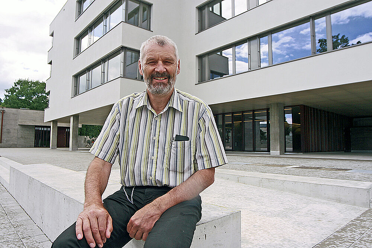 Das Schul- und Bildungswesen wird Reinach in Zukunft stark beschäftigen: Der neu gewählte Einwohnerratspräsident Ruedi Mäder vor dem Sekundarschulhaus Bachmatten. Foto: Lukas Hausendorf