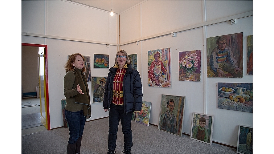 Renata Borer (l.) und Eva Bächtold: Die Tochter von Severin Borer bespricht mit der Kunsthistorikerin die Ausstellung. Fotos: Martin Staub 
