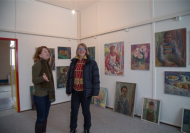 Renata Borer (l.) und Eva Bächtold: Die Tochter von Severin Borer bespricht mit der Kunsthistorikerin die Ausstellung. Fotos: Martin Staub 