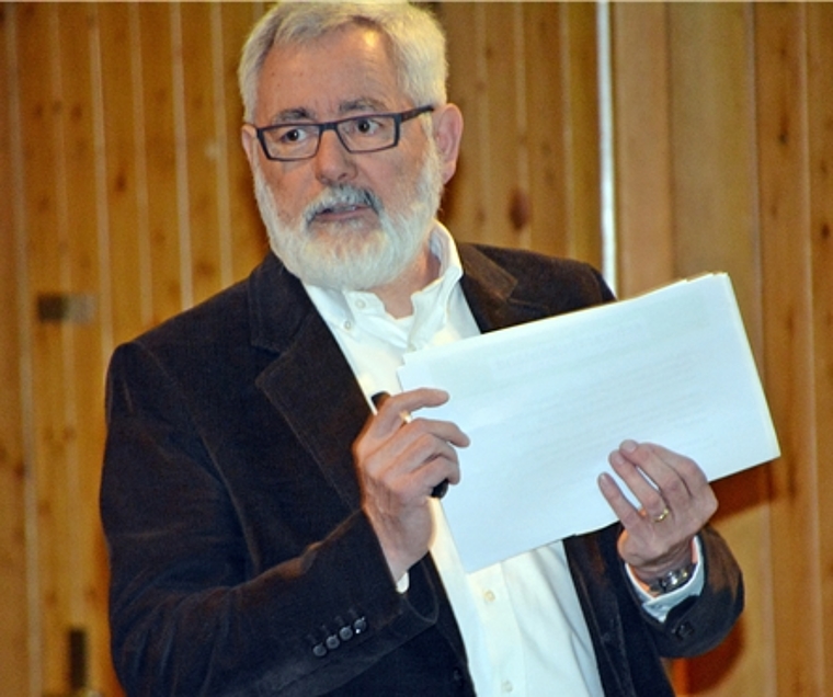 «Ohne Schwarzbubenland geht es nicht»: Mark Winkler vom Vorstand des Forums Schwarzbubenland an der Gemeindeversammlung. Foto: Roland Bürki