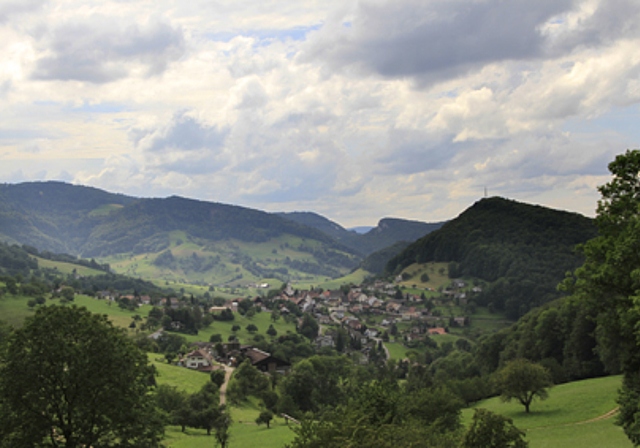 Ein Dorf im Kanton Solothurn: Grindel muss als Solothurner Gemeinde wohl oder übel mit Bärschwil zusammenspannen.  Fotos: Martin Staub