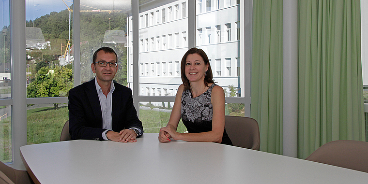 Grünes Licht für eine sichere Zukunft: Michael Rolaz, Geschäftsleiter Standort Laufen, Christine Frey, neue Leiterin Kommunikation Kantonsspital Baselland. Foto: Martin Staub