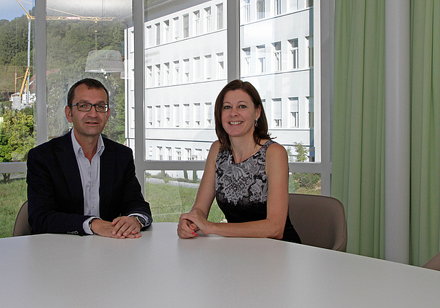 Grünes Licht für eine sichere Zukunft: Michael Rolaz, Geschäftsleiter Standort Laufen, Christine Frey, neue Leiterin Kommunikation Kantonsspital Baselland.  Foto: Martin Staub