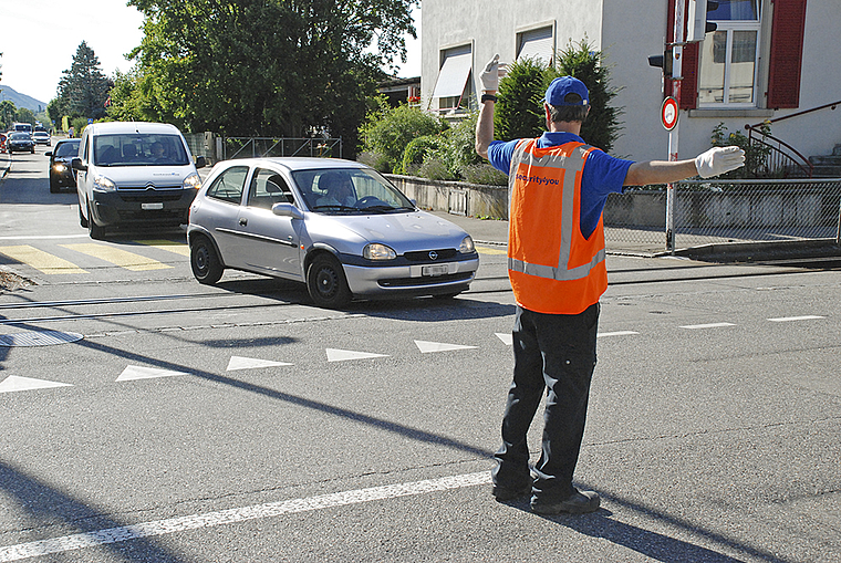 Gut gelöst: Verkehrsdienst bei der Trambarriere an der Hauptstrasse in Aesch. Foto: Thomas Brunnschweiler