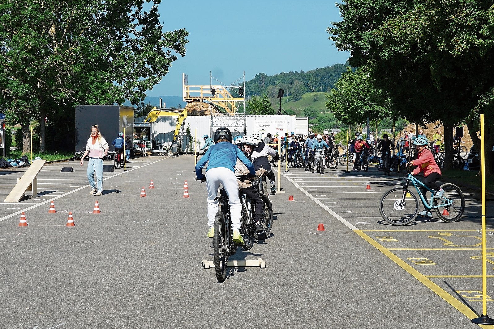 Fahrtechnik verbessern: Beim Hindernisparcours lernten die Mädchen und Jungs, wie sie mit dem Velo umgehen müssen.