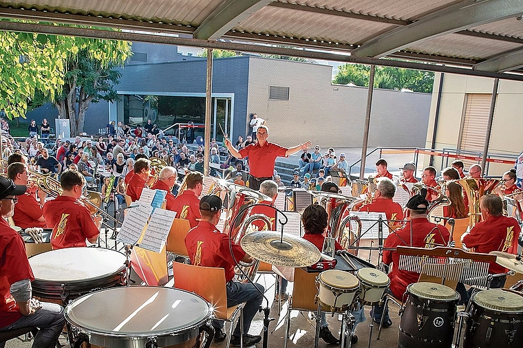 Volles Programm: Die Kinder sitzen in der ersten Reihe. Die Brass Band musiziert und Murmi (ganz im Hintergrund in Blau) wartet auf seinen nächsten Einsatz. Foto: zVg