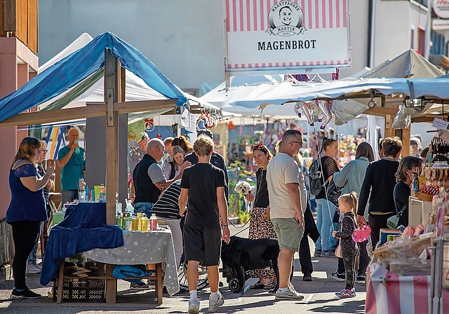 Markttreiben: Besucherinnen und Besucher geniessen den «Herbschtmärt Nunnige». Fotos: Martin Staub