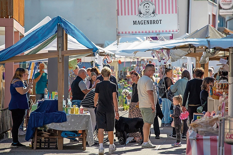 Markttreiben: Besucherinnen und Besucher geniessen den «Herbschtmärt Nunnige». Fotos: Martin Staub