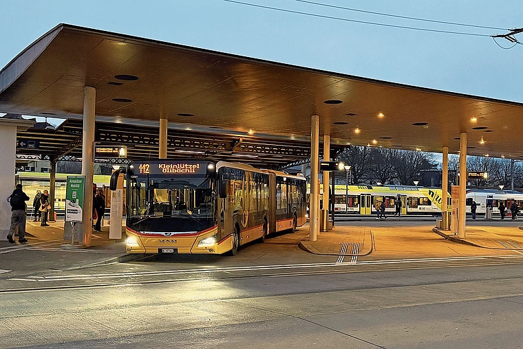 Der öffentliche Verkehr wird gestärkt: Ab Sonntag treffen die Postautos zeitgleich am Bahnhof in Laufen ein. Foto: Gaby Walther