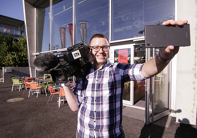 Das Smartphone ist auch eine Filmkamera: David Borter, Initiant der Arlesheimer Kurzfilmtage, freut sich, wenn mehr Amateurfilmer technisches Neuland betreten und ihren Kurzfilm einreichen.  Foto: Lukas Hausendorf