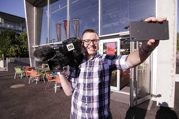 Das Smartphone ist auch eine Filmkamera: David Borter, Initiant der Arlesheimer Kurzfilmtage, freut sich, wenn mehr Amateurfilmer technisches Neuland betreten und ihren Kurzfilm einreichen. Foto: Lukas Hausendorf