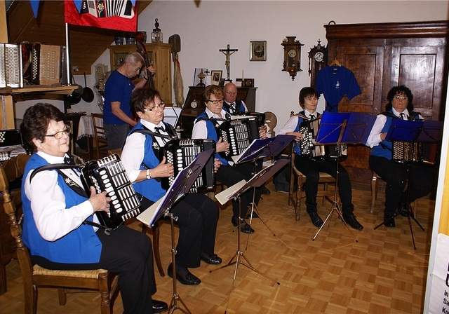 Ständchen an der Vernissage: Handharmonika-Club Edelweiss mit dem Stück Gilgenberger-Klänge. Fotos: Jürg Jeanloz 

