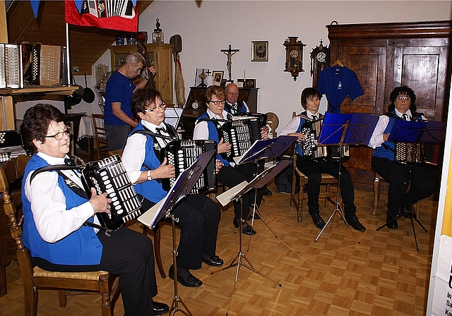 Ständchen an der Vernissage: Handharmonika-Club Edelweiss mit dem Stück Gilgenberger-Klänge. Fotos: Jürg Jeanloz 

