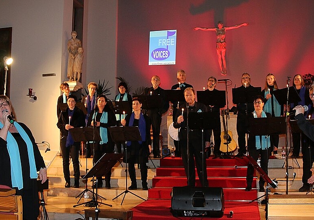 <em>Familienauftritt: </em>Der Chor Free Voices kann eine kurze Pause einlegen, denn die Chorleiterin Ruth Peter singt zusammen mit ihrem Mann Karl Peter ein Duett. Tochter Sina begleitet die Eltern am E-Piano. Fotos: Gaby Walther
