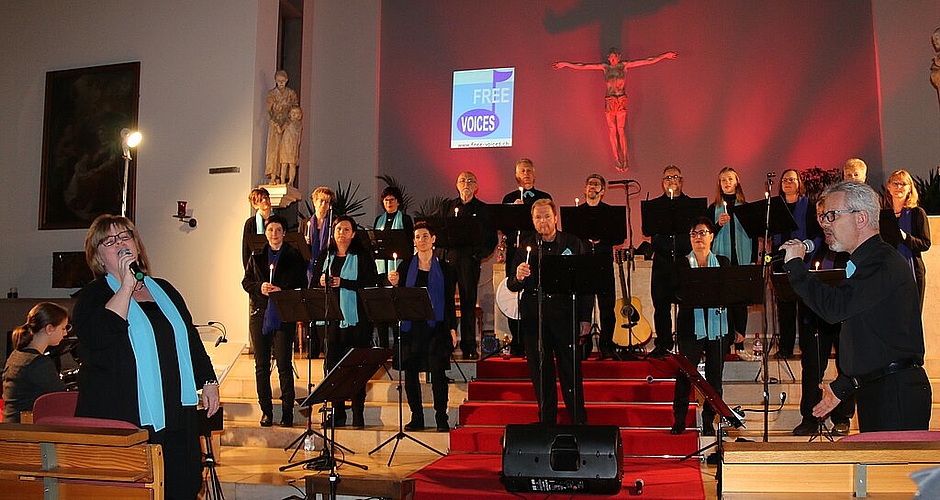 <em>Familienauftritt: </em>Der Chor Free Voices kann eine kurze Pause einlegen, denn die Chorleiterin Ruth Peter singt zusammen mit ihrem Mann Karl Peter ein Duett. Tochter Sina begleitet die Eltern am E-Piano. Fotos: Gaby Walther
