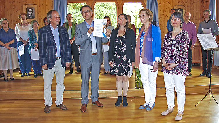 «Singende Kultur» im Spital: (v. l.) Singnetzwerk-Ehrenmitglied Wolfgang Bossinger, Klinik-Geschäftsführer Andreas Jäschke, Katharina Bossinger und die beiden Musiktherapeutinnen Viola Heckel und Aurelia Delin. Foto: Tobias Gfeller