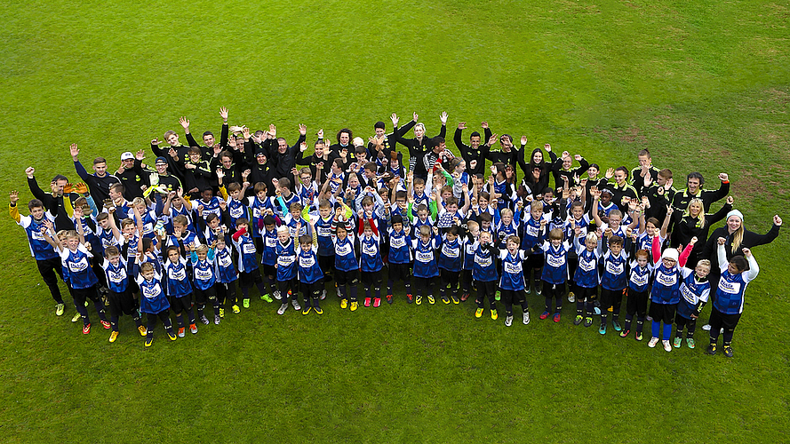 90 Paar bunte Kinderschuhe: 15 Mädchen und 75 Jungen trainierten unermüdlich unter Anleitung der 22 Jugendtrainer des SC Dornach täglich auf dem Sportplatz Weiden.  Foto: ZVG
