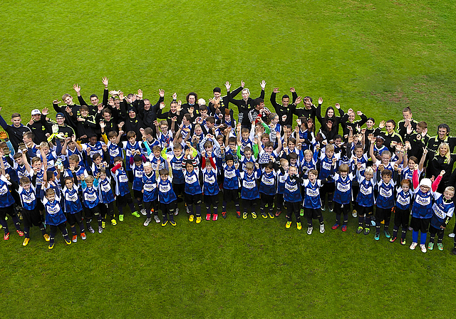 90 Paar bunte Kinderschuhe: 15 Mädchen und 75 Jungen trainierten unermüdlich unter Anleitung der 22 Jugendtrainer des SC Dornach täglich auf dem Sportplatz Weiden.  Foto: ZVG
