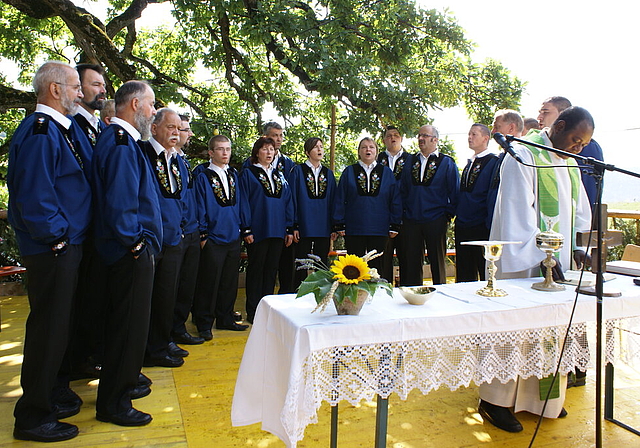 Messe auf der Bärgweid: Abbé Justin mit Jodlerklub Bärgbrünneli Liesberg.