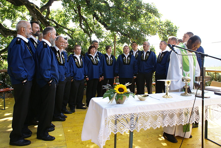 Messe auf der Bärgweid: Abbé Justin mit Jodlerklub Bärgbrünneli Liesberg.