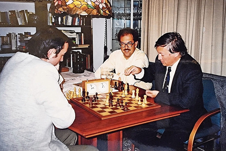 Hoher Besuch: Schachweltmeister Anatoli Karpow (rechts) beehrte Pfeffingen im Jahr 1998. Neben ihm sitzt Felix Keller. Foto: ZVg