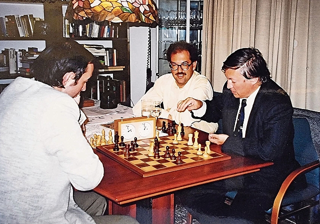 Hoher Besuch: Schachweltmeister Anatoli Karpow (rechts) beehrte Pfeffingen im Jahr 1998. Neben ihm sitzt Felix Keller. Foto: ZVg 