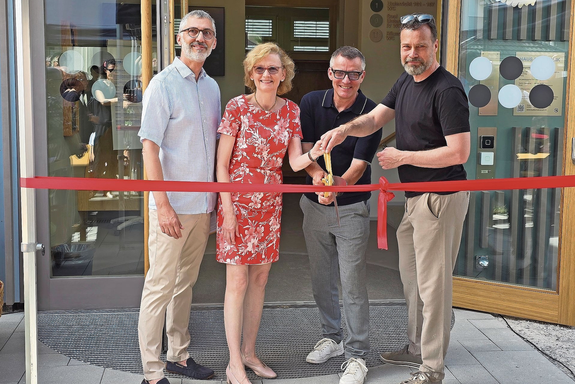 Feierliche Eröffnung: (von links) Franco Tosi, Leiter Musikschule, Gemeinderätin Béatrix von Sury, Stefan Haller, Geschäftsleiter technische Verwaltungund Fabian Möller, Präsident des Musikschulrats vor dem Haus der Musik. Fotos: Tobias Gfeller